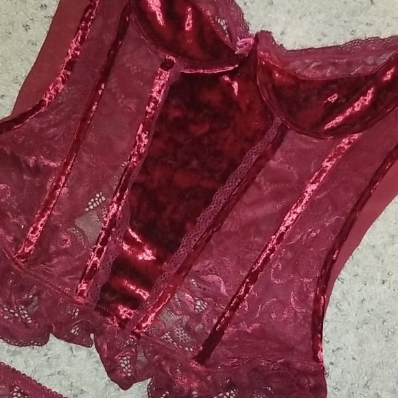 Lingerie - Picture 3 of 6